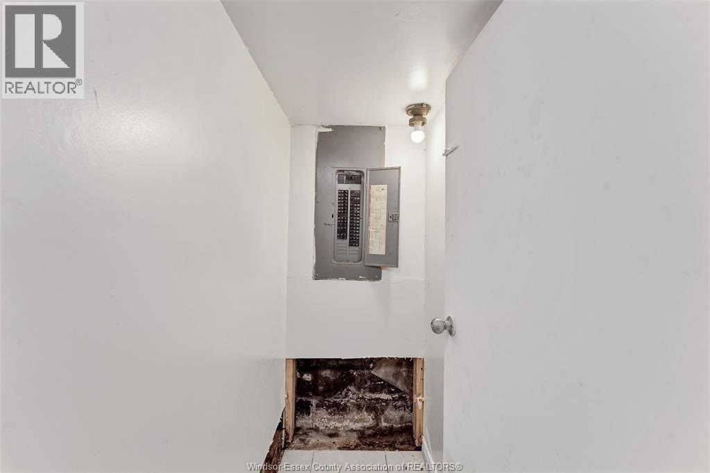 418 Caron Avenue, Windsor, ON - Indoor Photo Showing Other Room
