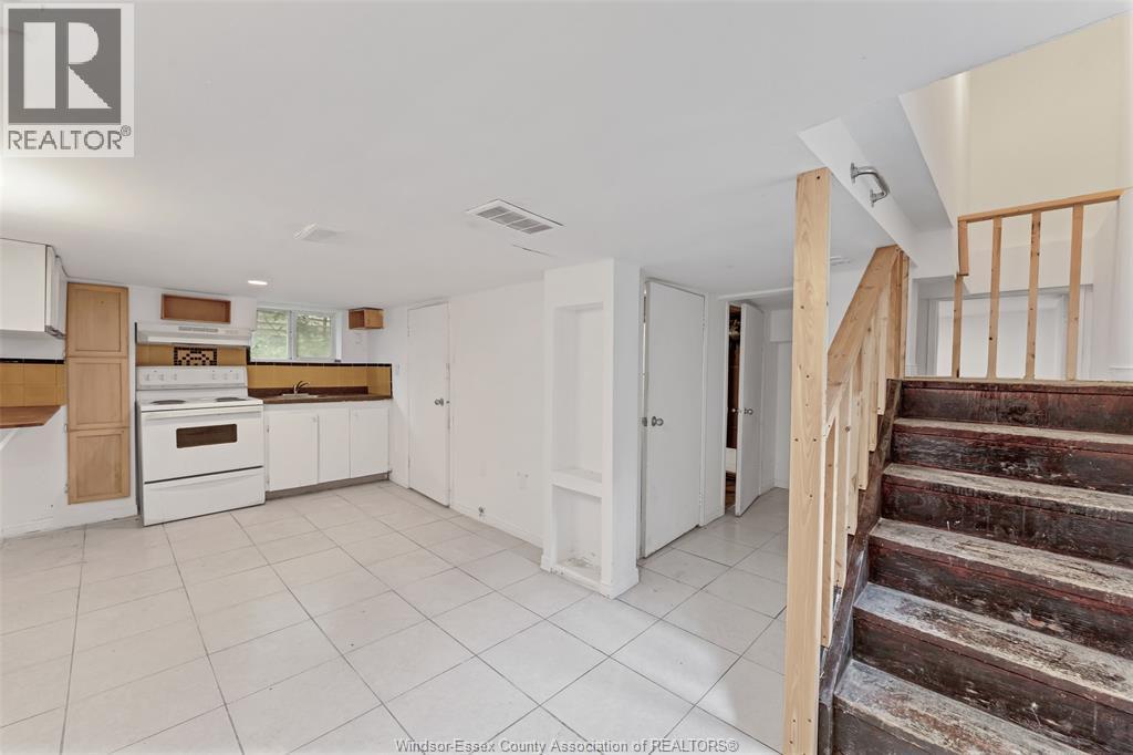 418 Caron Avenue, Windsor, ON - Indoor Photo Showing Kitchen