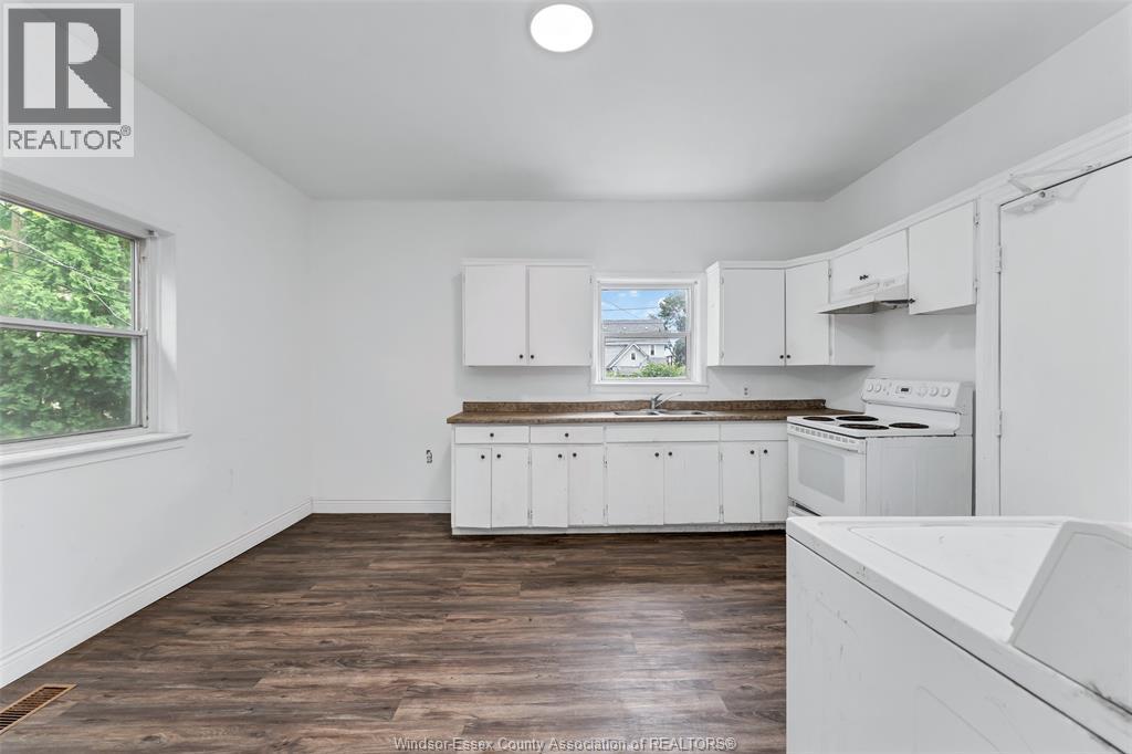 418 Caron Avenue, Windsor, ON - Indoor Photo Showing Kitchen