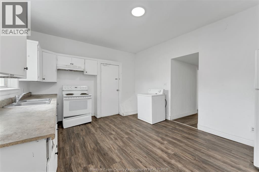 418 Caron Avenue, Windsor, ON - Indoor Photo Showing Kitchen With Double Sink