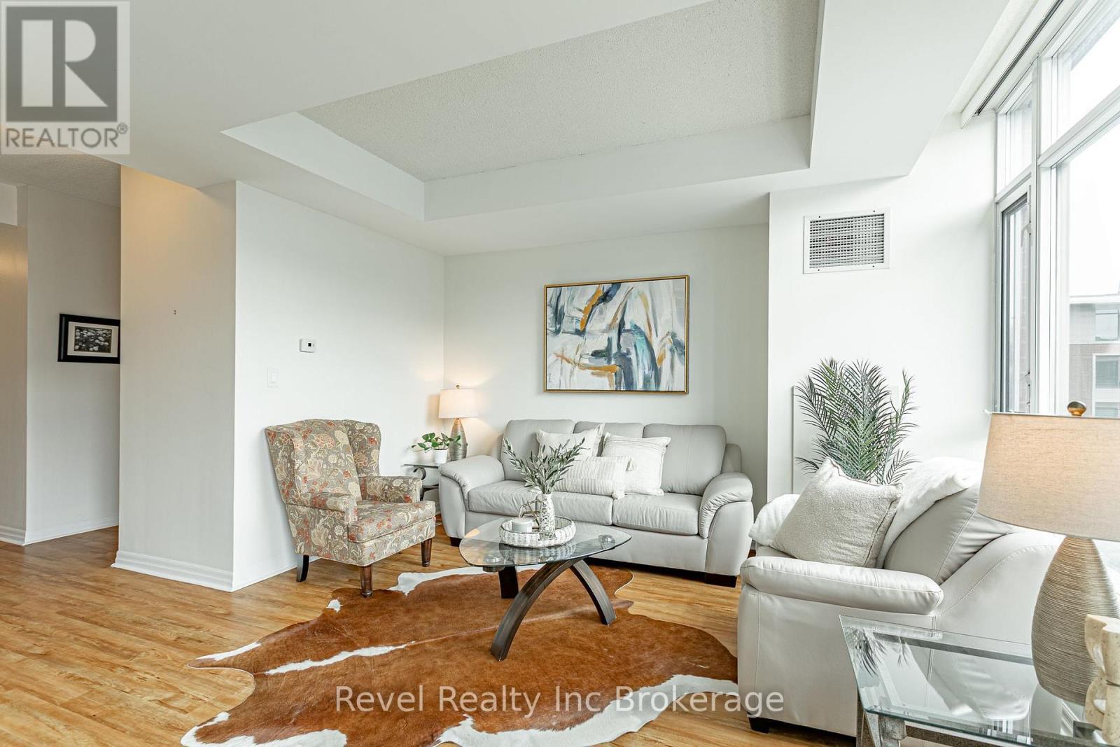 515 - 80 Port Street E, Mississauga (Port Credit), ON - Indoor Photo Showing Living Room