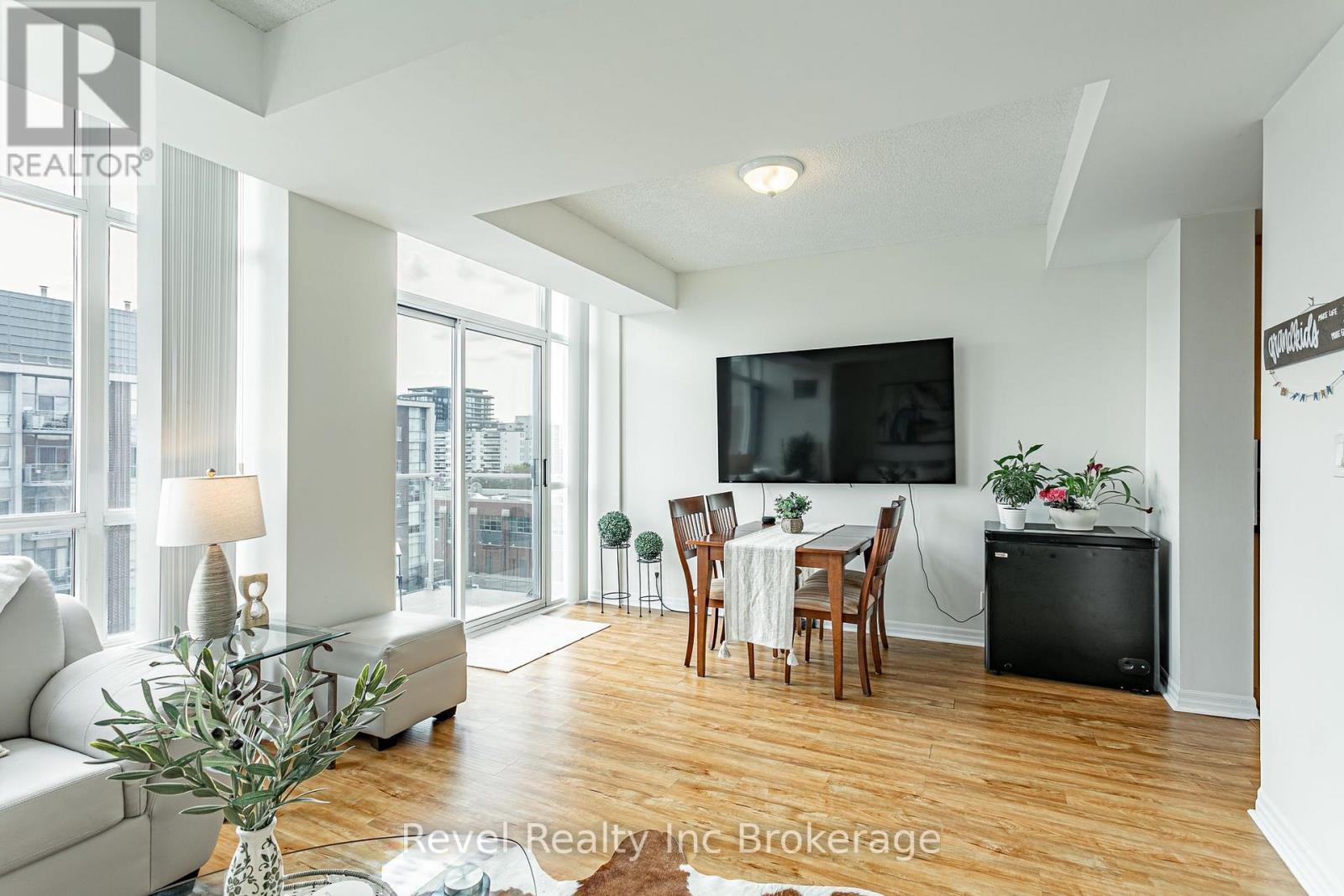 515 - 80 Port Street E, Mississauga (Port Credit), ON - Indoor Photo Showing Living Room