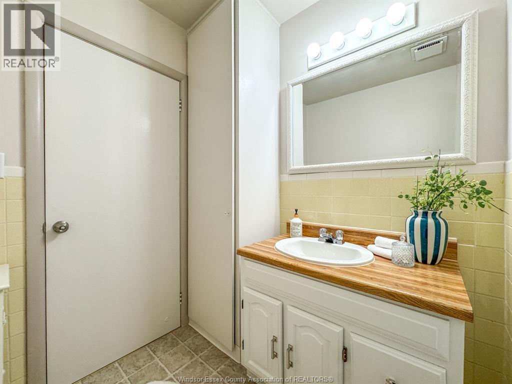 482 John M St, Windsor, ON - Indoor Photo Showing Bathroom
