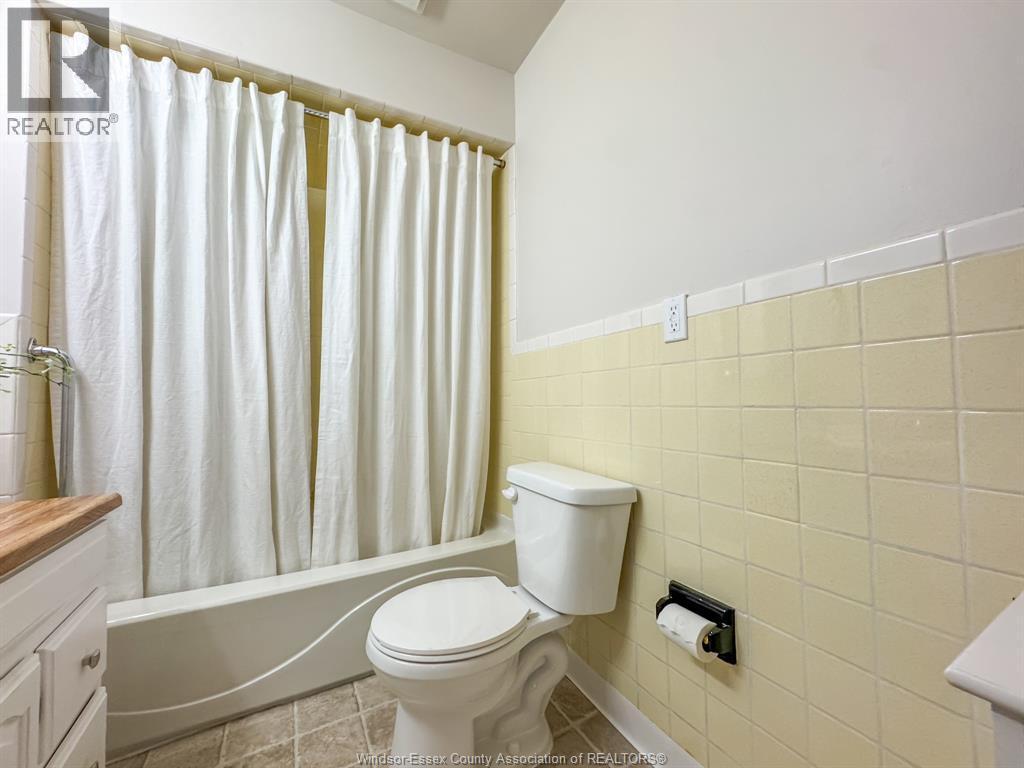482 John M St, Windsor, ON - Indoor Photo Showing Bathroom