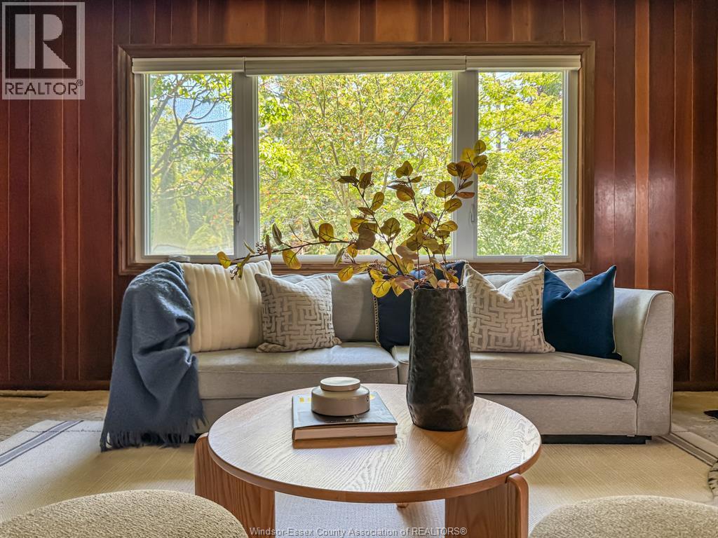 482 John M St, Windsor, ON - Indoor Photo Showing Living Room