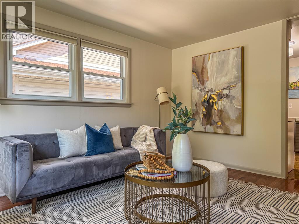 482 John M St, Windsor, ON - Indoor Photo Showing Living Room