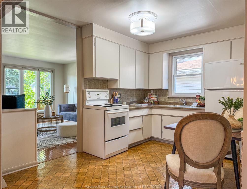 482 John M St, Windsor, ON - Indoor Photo Showing Kitchen