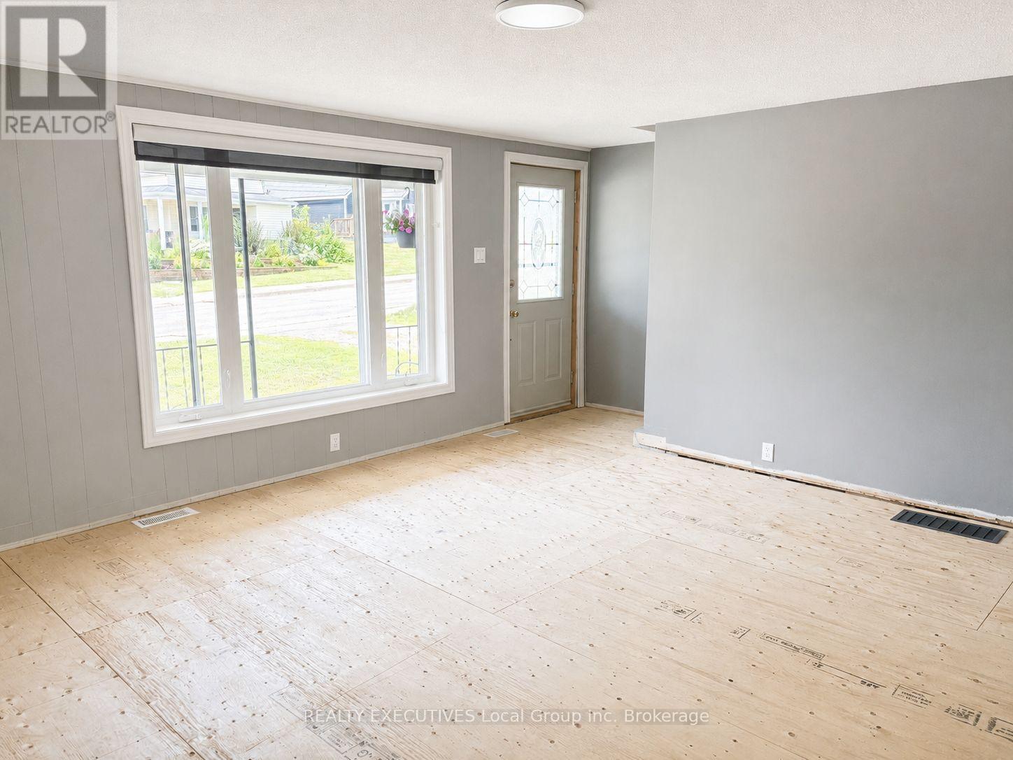 926 Main Street N, Callander, ON - Indoor Photo Showing Other Room