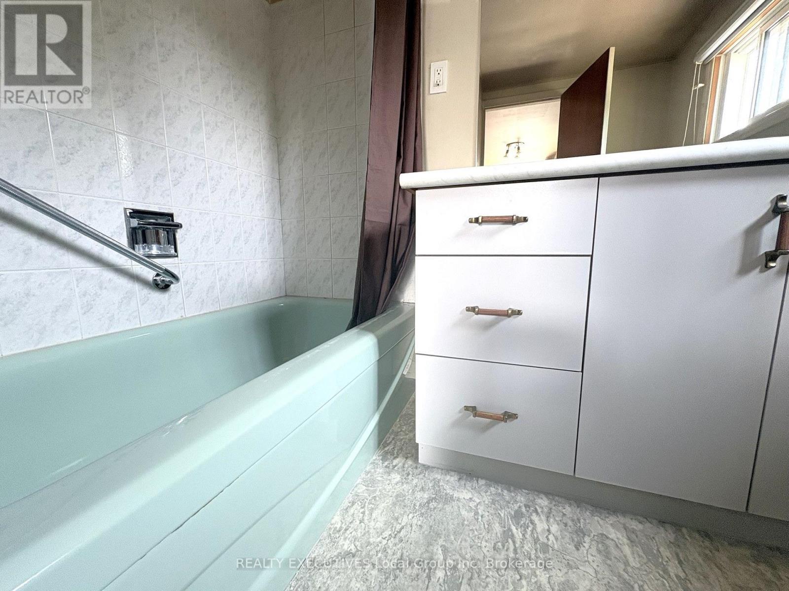926 Main Street N, Callander, ON - Indoor Photo Showing Bathroom