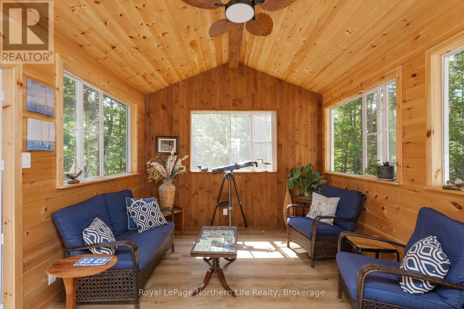 106 Lakeview Court, Bonfield, ON - Indoor Photo Showing Living Room