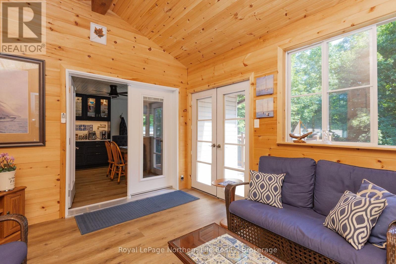 106 Lakeview Court, Bonfield, ON - Indoor Photo Showing Living Room
