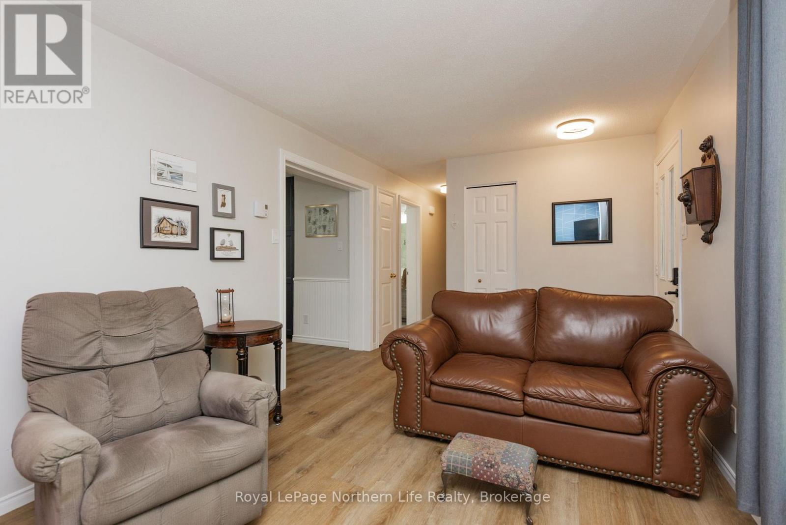 106 Lakeview Court, Bonfield, ON - Indoor Photo Showing Living Room