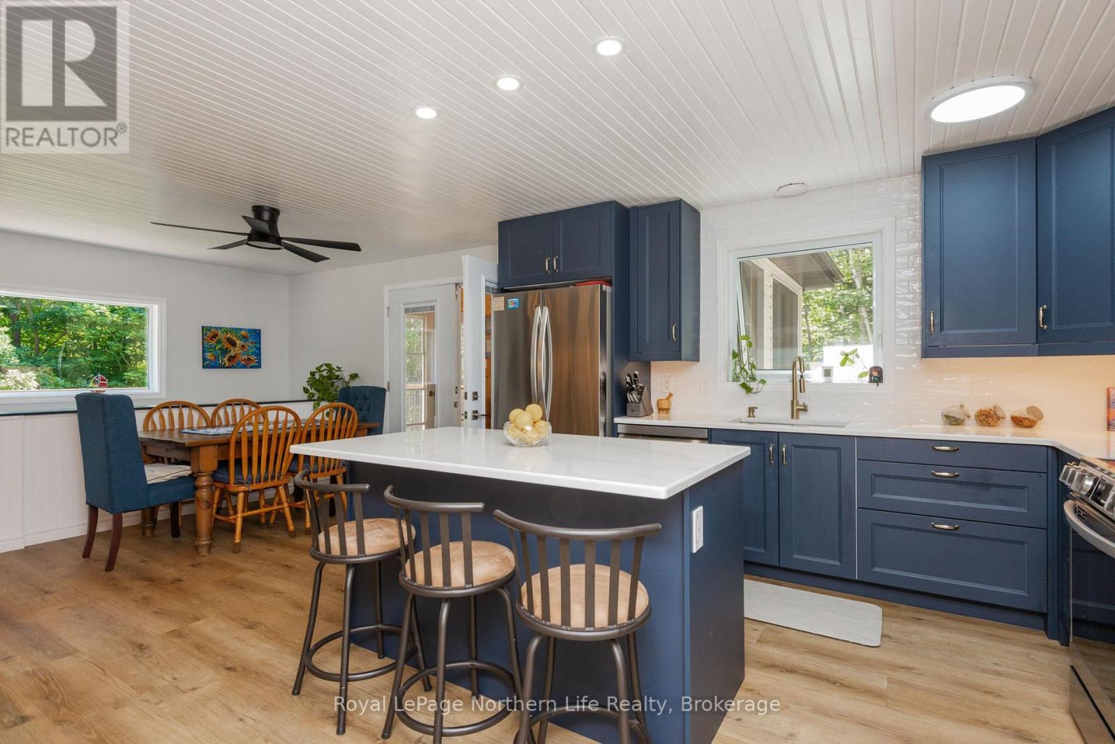 106 Lakeview Court, Bonfield, ON - Indoor Photo Showing Kitchen With Upgraded Kitchen