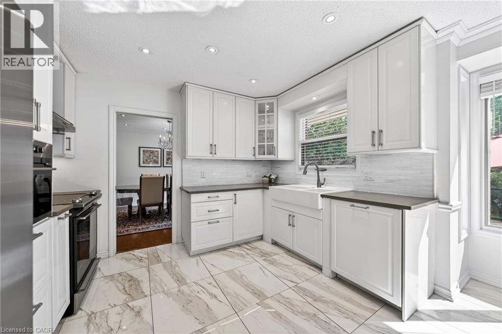 5 Mays Crescent, Waterdown, ON - Indoor Photo Showing Kitchen With Upgraded Kitchen