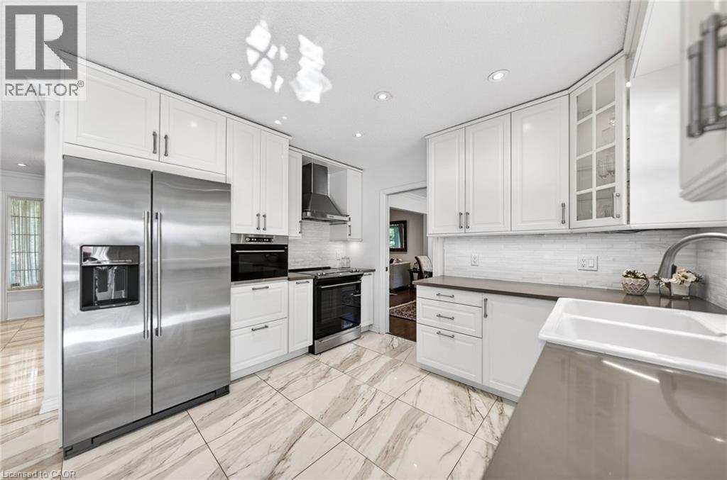 5 Mays Crescent, Waterdown, ON - Indoor Photo Showing Kitchen With Upgraded Kitchen