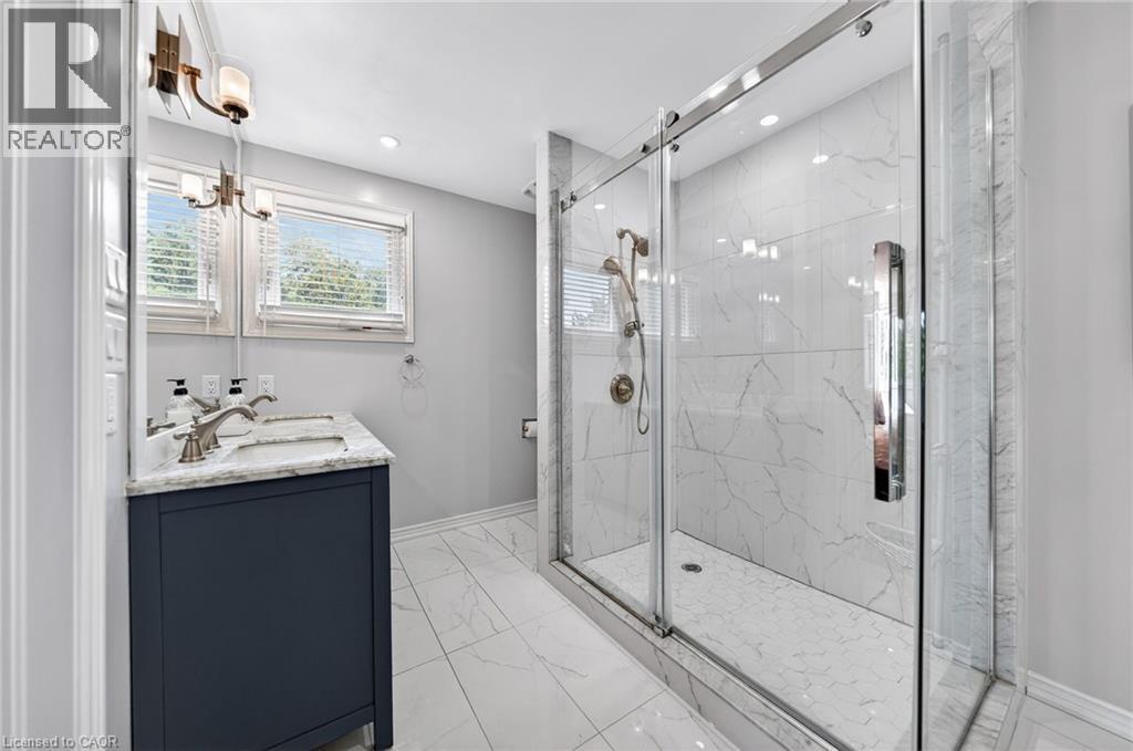 5 Mays Crescent, Waterdown, ON - Indoor Photo Showing Bathroom