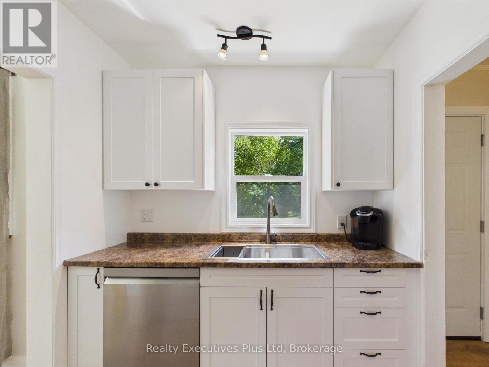 29 Queen Street, Sundridge, ON - Indoor Photo Showing Kitchen With Double Sink