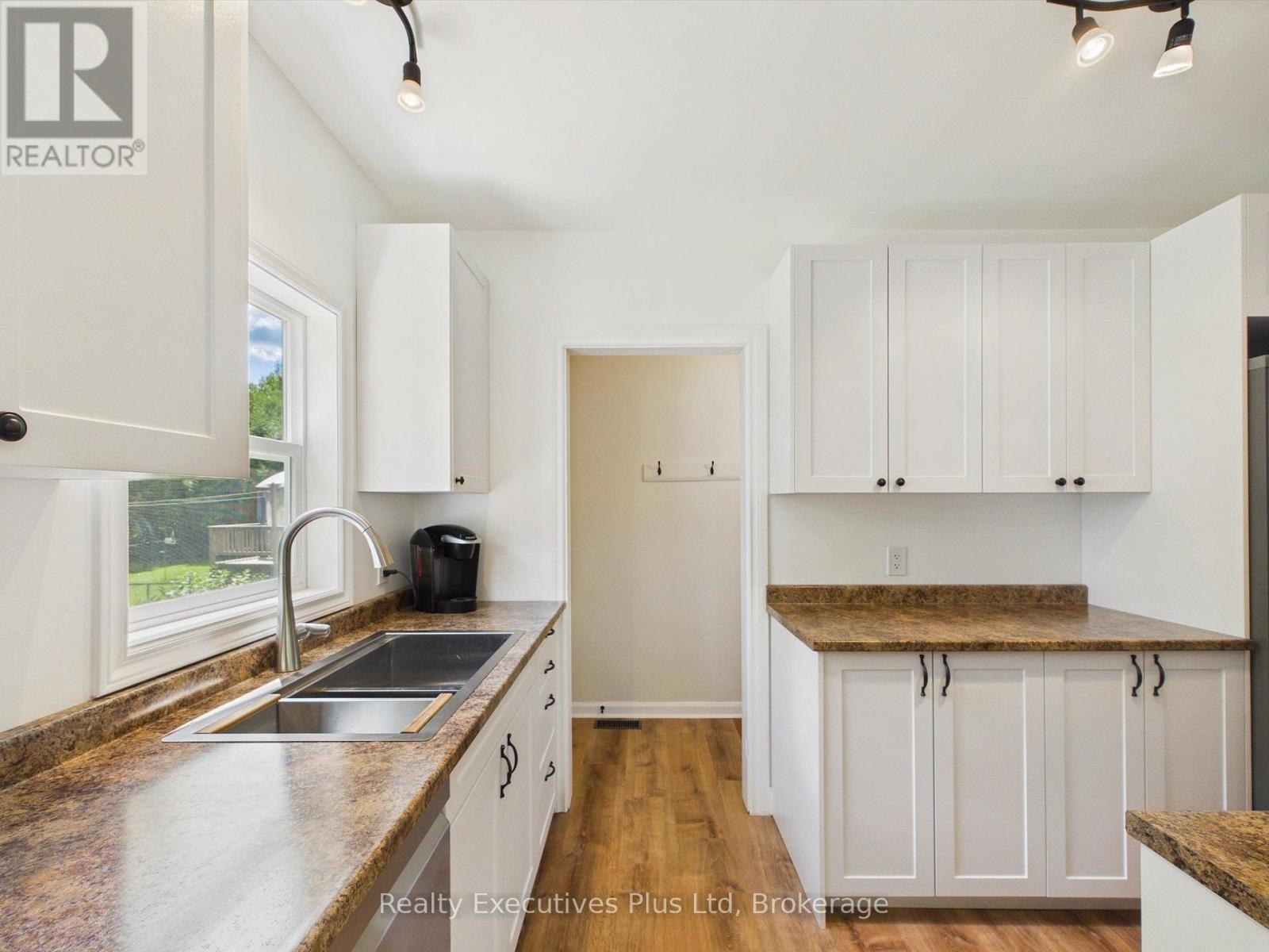 29 Queen Street, Sundridge, ON - Indoor Photo Showing Kitchen With Double Sink
