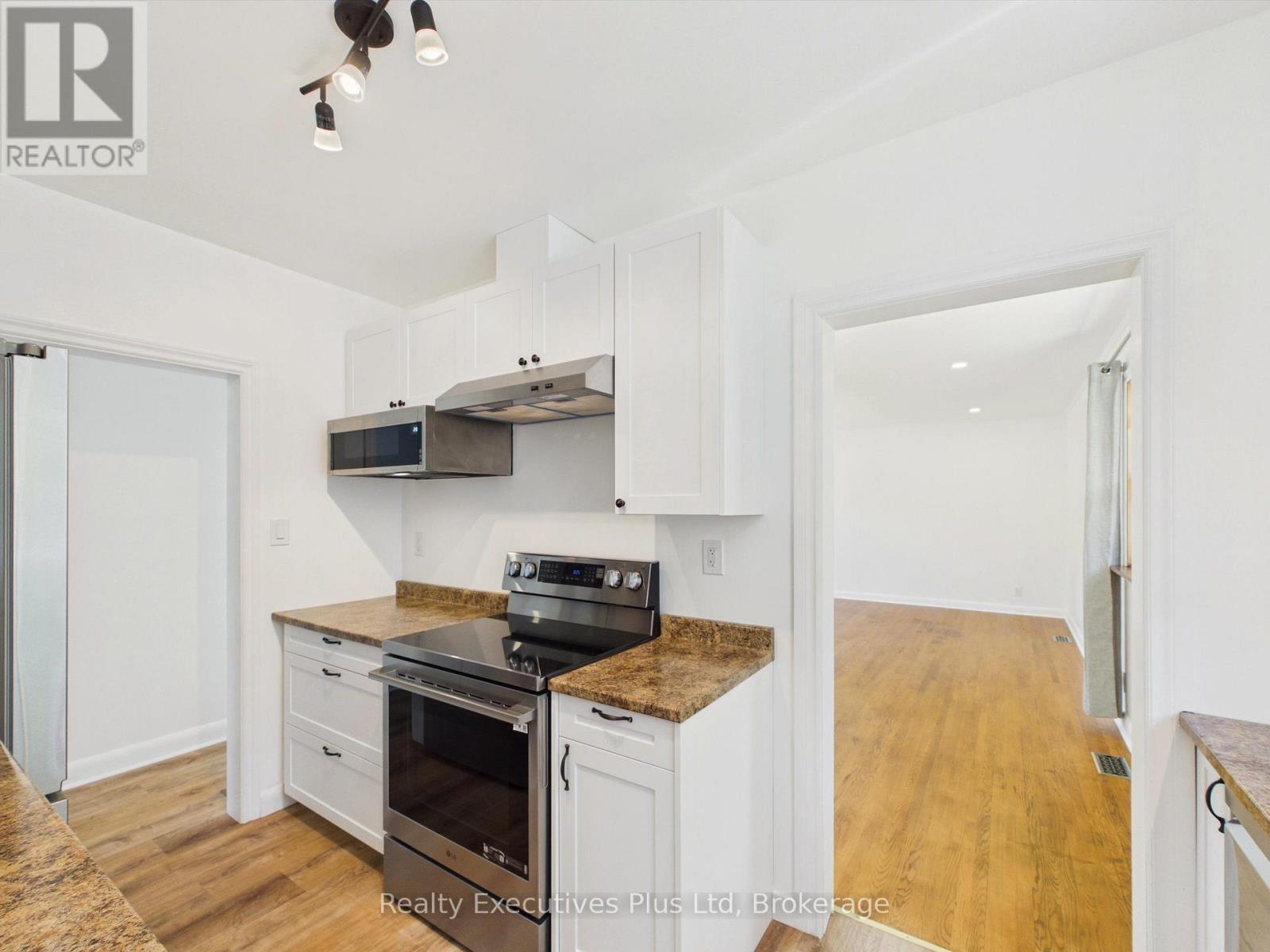 29 Queen Street, Sundridge, ON - Indoor Photo Showing Kitchen