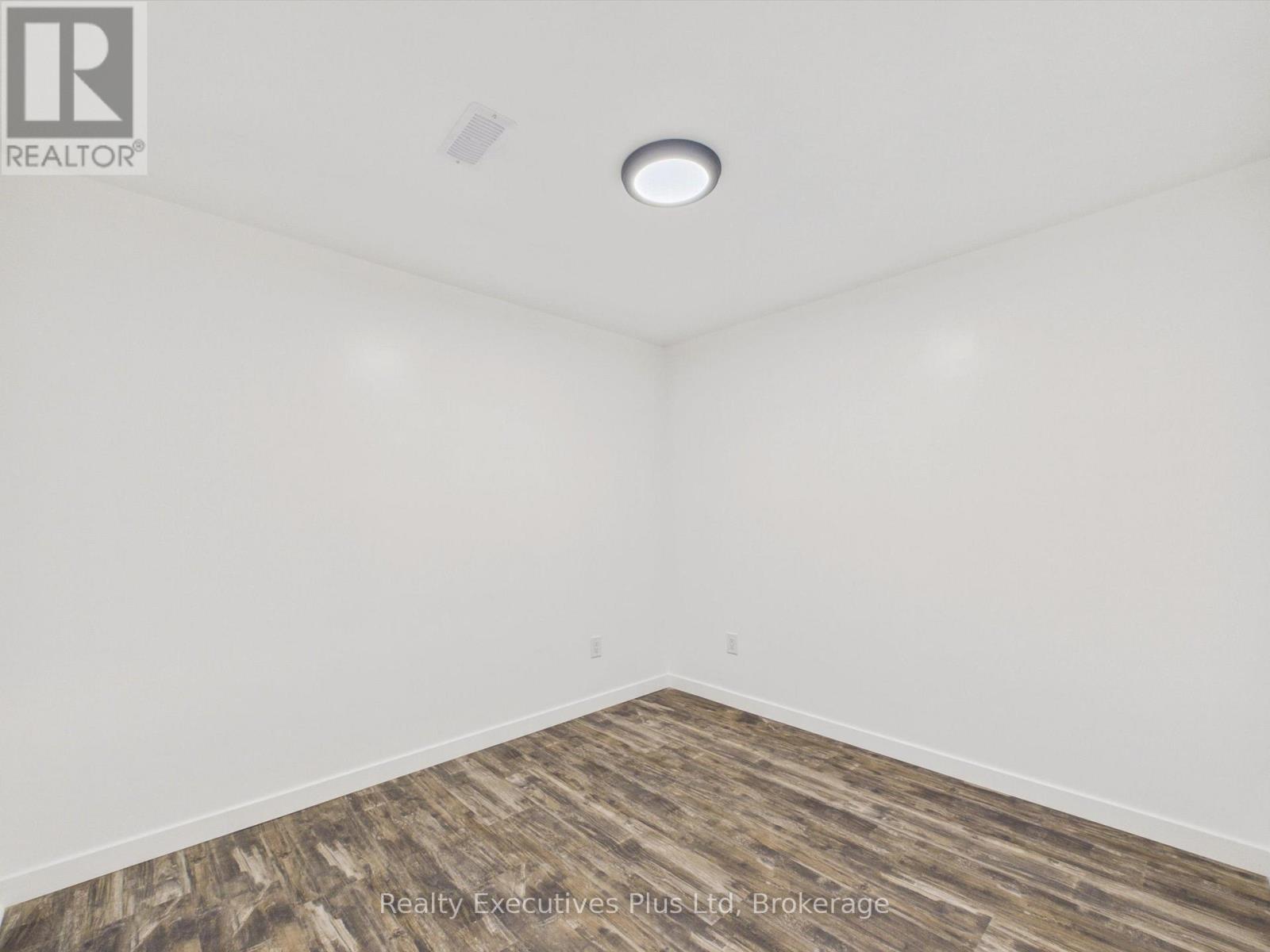 29 Queen Street, Sundridge, ON - Indoor Photo Showing Other Room