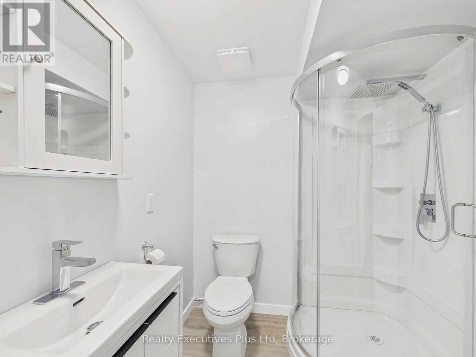 29 Queen Street, Sundridge, ON - Indoor Photo Showing Bathroom