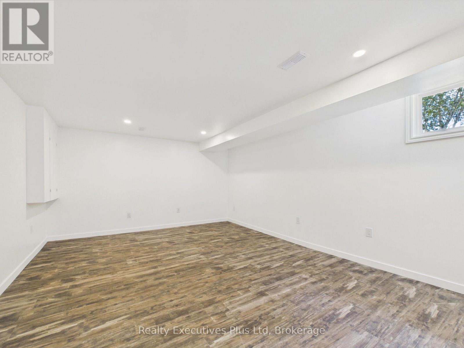 29 Queen Street, Sundridge, ON - Indoor Photo Showing Other Room