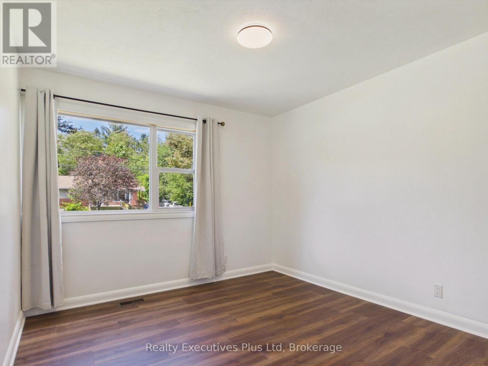29 Queen Street, Sundridge, ON - Indoor Photo Showing Other Room