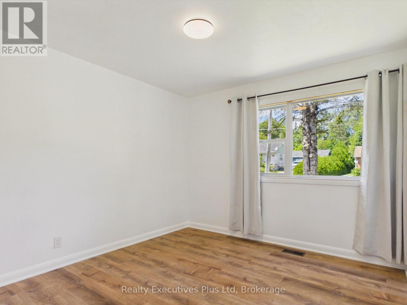 29 Queen Street, Sundridge, ON - Indoor Photo Showing Other Room