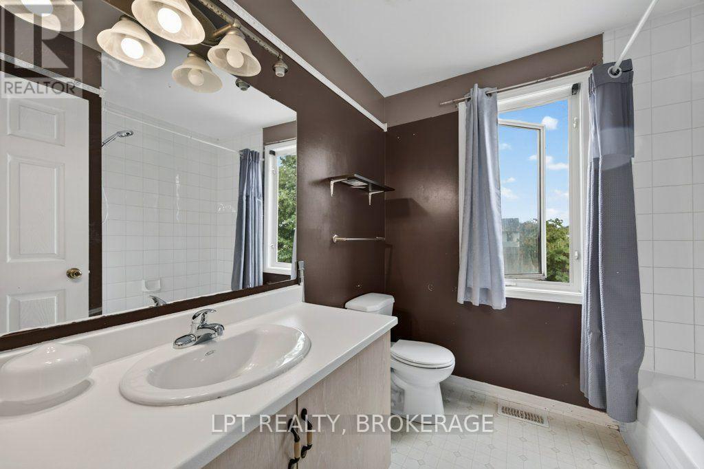 764 Roosevelt Drive, Kingston (City Southwest), ON - Indoor Photo Showing Bathroom