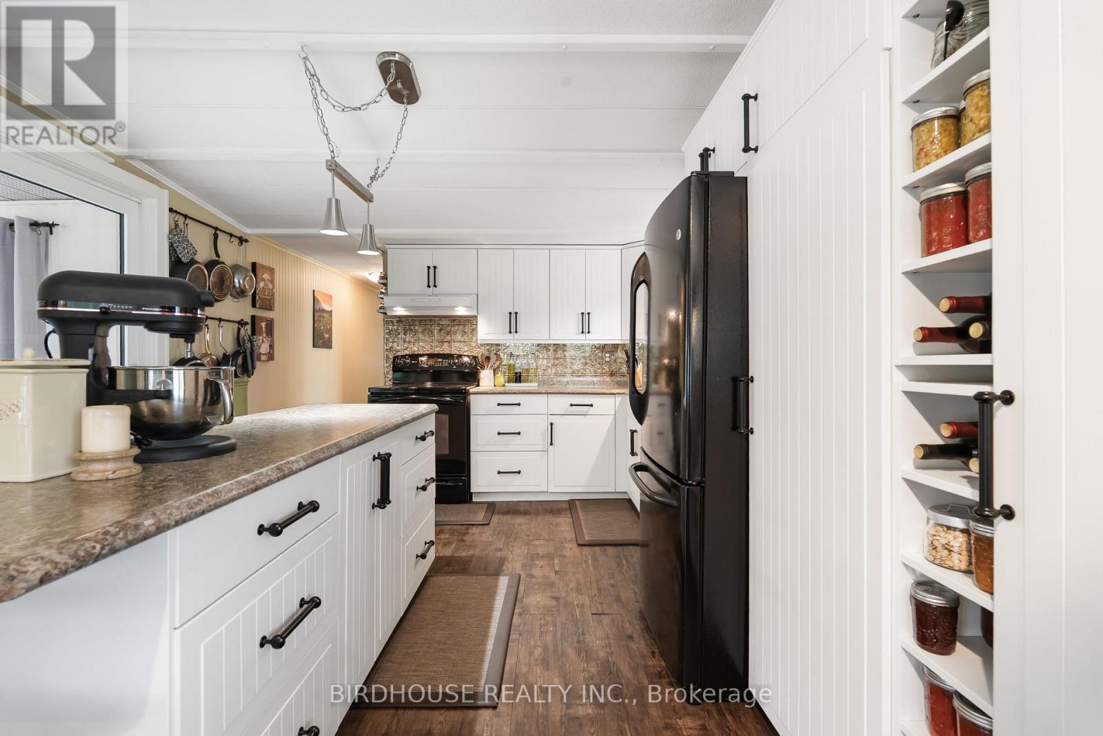 68 Glenway Drive, Kawartha Lakes (Verulam), ON - Indoor Photo Showing Kitchen