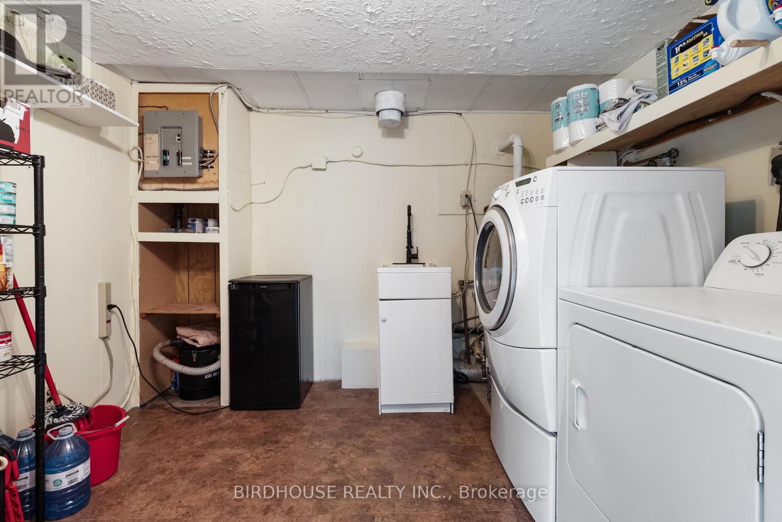 68 Glenway Drive, Kawartha Lakes (Verulam), ON - Indoor Photo Showing Laundry Room