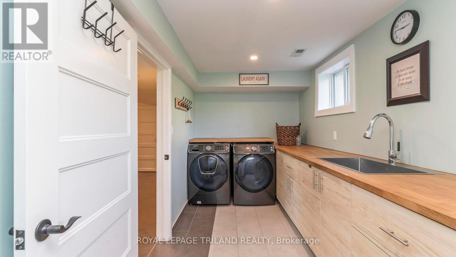 33134 Back Street, Dutton/Dunwich (Iona), ON - Indoor Photo Showing Laundry Room