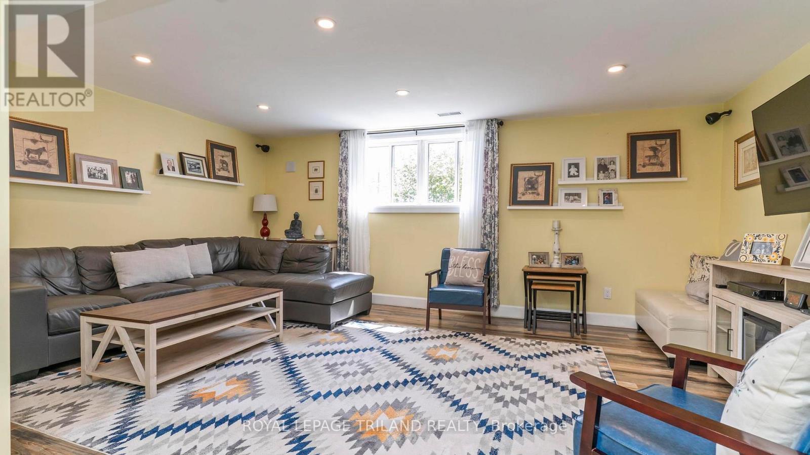 33134 Back Street, Dutton/Dunwich (Iona), ON - Indoor Photo Showing Living Room
