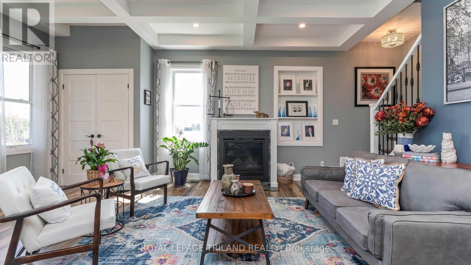 33134 Back Street, Dutton/Dunwich (Iona), ON - Indoor Photo Showing Living Room With Fireplace
