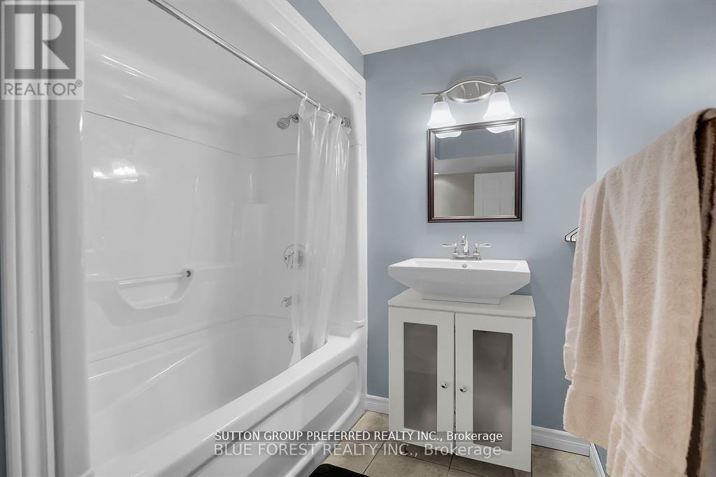 284 Exmouth Circle, London East (East L), ON - Indoor Photo Showing Bathroom