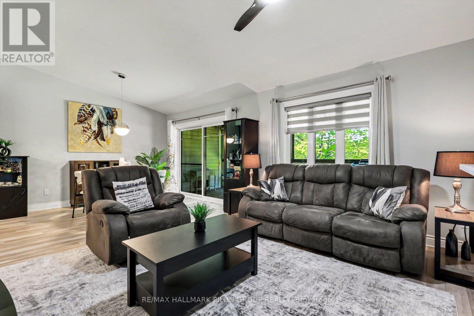 295 - 308 Masters Lane, Clarence-Rockland, ON - Indoor Photo Showing Living Room