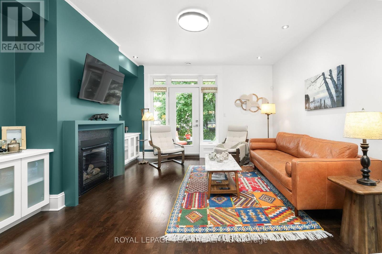 C - 31 Springfield Road, Ottawa, ON - Indoor Photo Showing Living Room With Fireplace