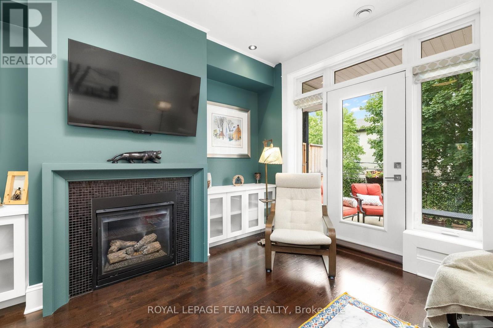 C - 31 Springfield Road, Ottawa, ON - Indoor Photo Showing Living Room With Fireplace