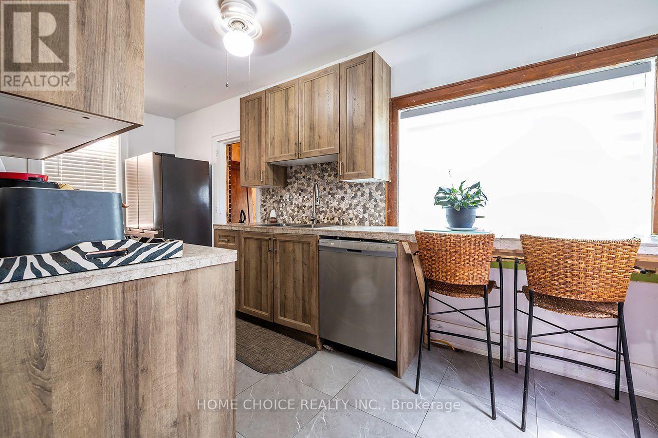 39 Burk Street, Oshawa, ON - Indoor Photo Showing Kitchen