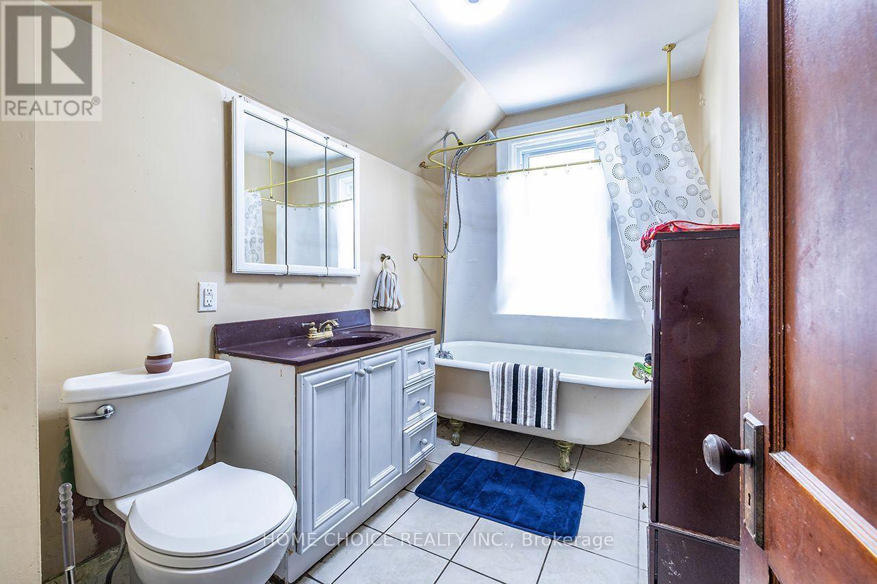 39 Burk Street, Oshawa, ON - Indoor Photo Showing Bathroom
