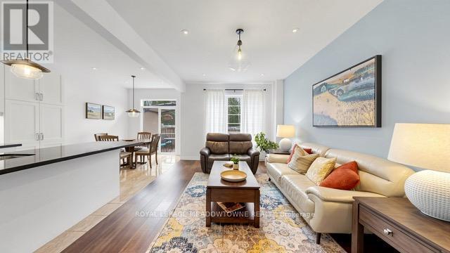 126 Bridlewood Boulevard, Whitby, ON - Indoor Photo Showing Living Room