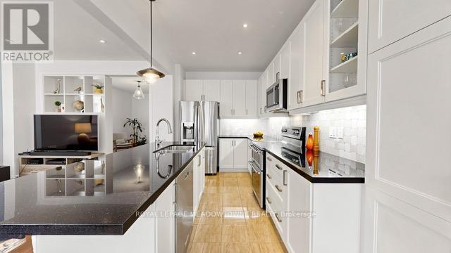 126 Bridlewood Boulevard, Whitby, ON - Indoor Photo Showing Kitchen With Stainless Steel Kitchen With Upgraded Kitchen