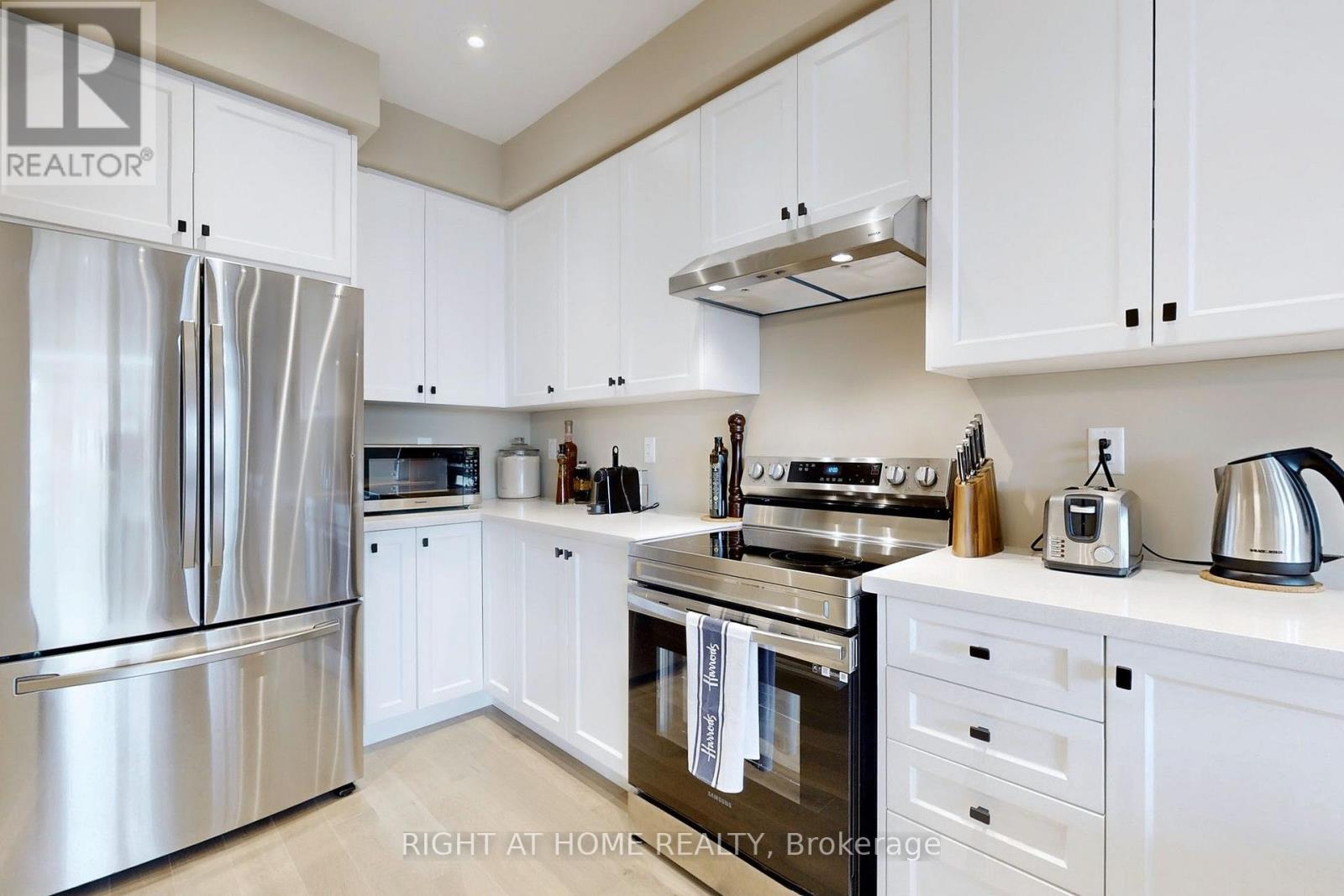 279 Moody Drive, Vaughan, ON - Indoor Photo Showing Kitchen