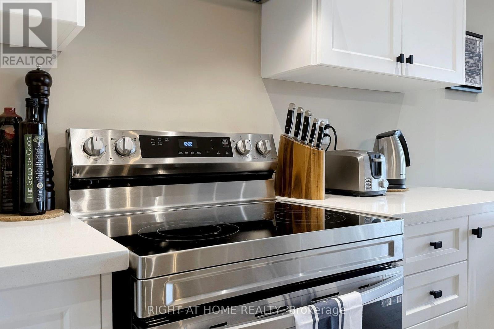 279 Moody Drive, Vaughan, ON - Indoor Photo Showing Kitchen
