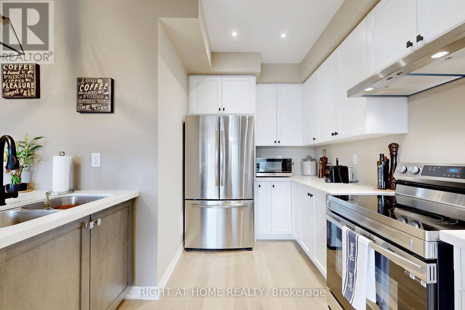 279 Moody Drive, Vaughan, ON - Indoor Photo Showing Kitchen With Double Sink With Upgraded Kitchen