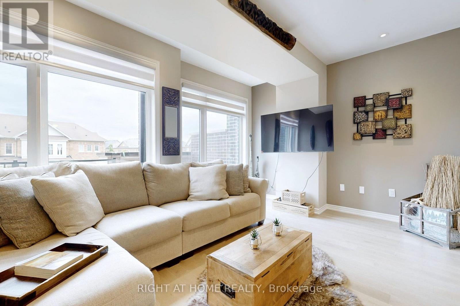 279 Moody Drive, Vaughan, ON - Indoor Photo Showing Living Room