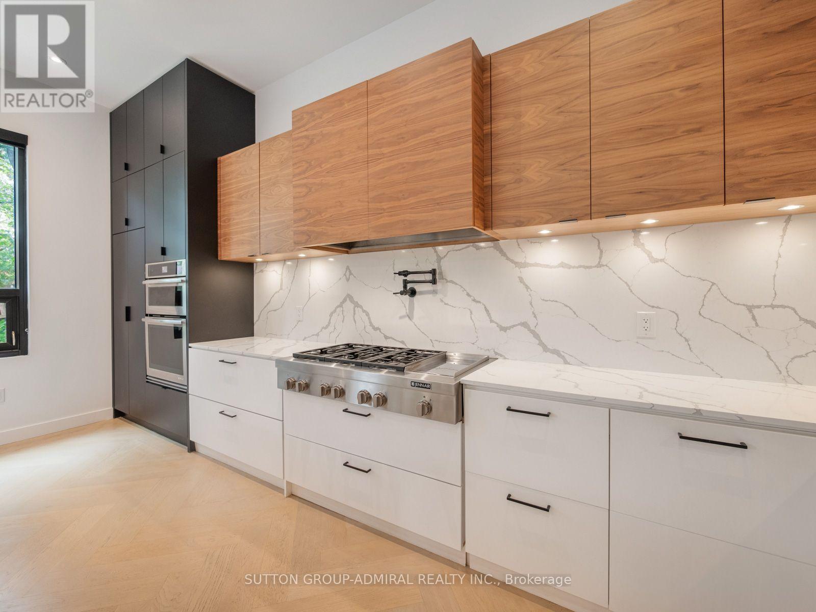 95 Penstock Court, Richmond Hill, ON - Indoor Photo Showing Kitchen With Upgraded Kitchen