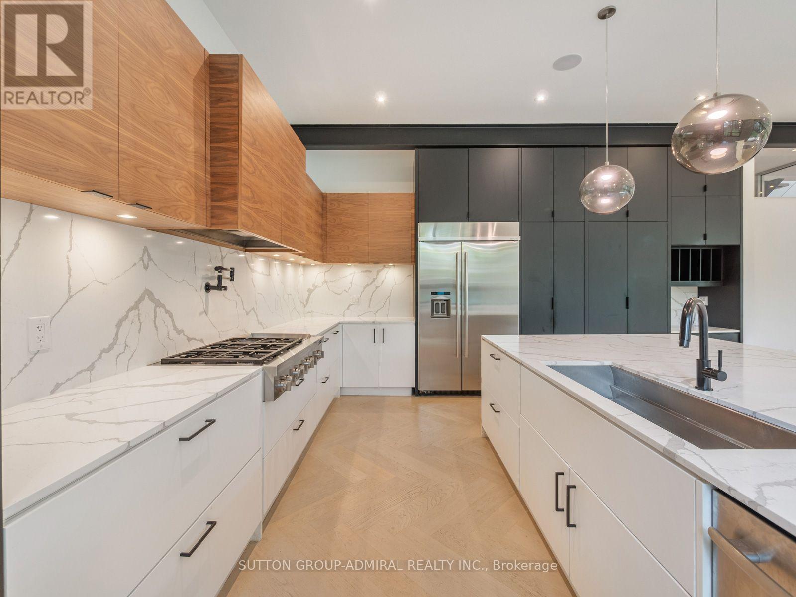 95 Penstock Court, Richmond Hill, ON - Indoor Photo Showing Kitchen With Upgraded Kitchen