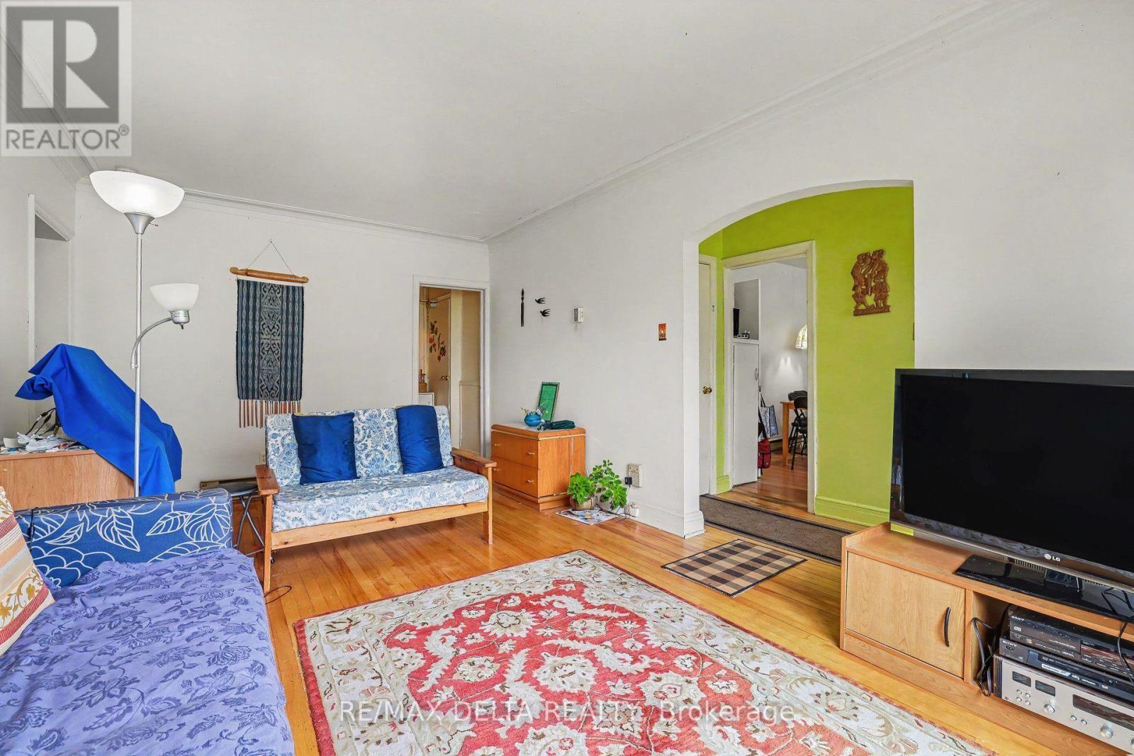 831 Montreal Road, Ottawa, ON - Indoor Photo Showing Living Room