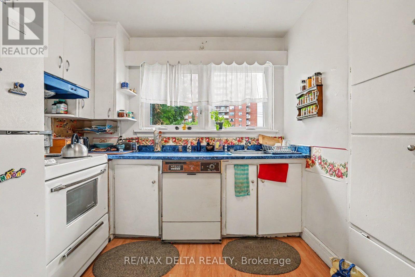 831 Montreal Road, Ottawa, ON - Indoor Photo Showing Kitchen
